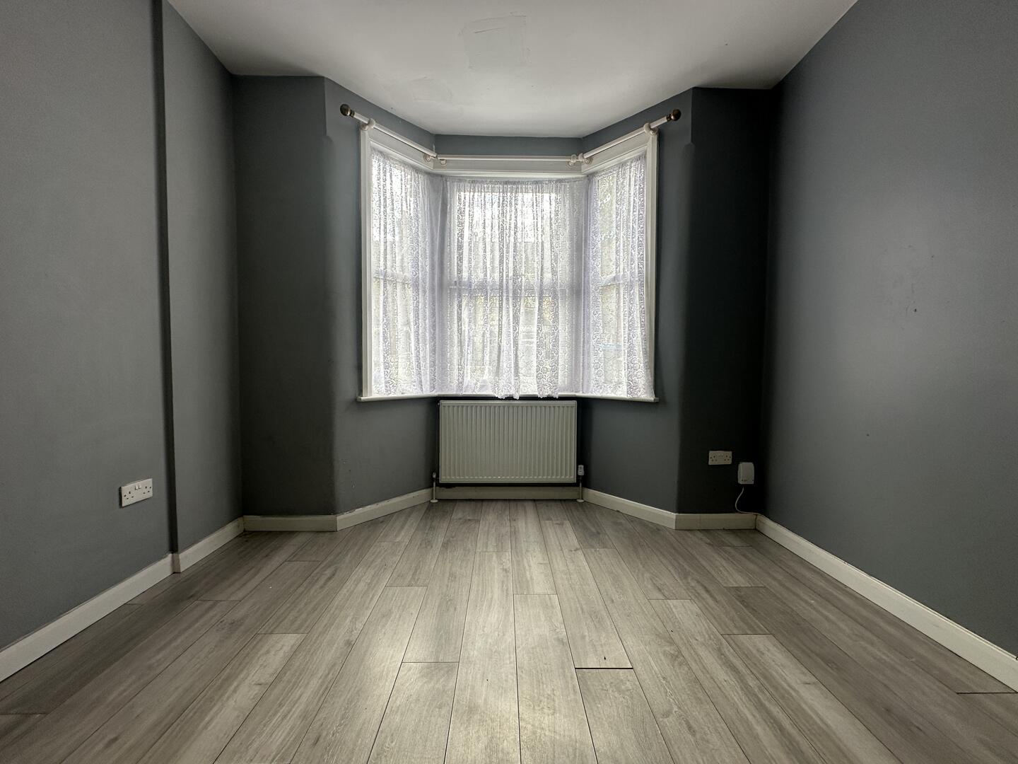 5 bed property in Grosvenor Road, London